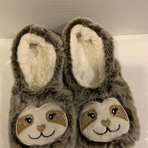 Women’s sloth faux fur pull on slipper socks with gripper.